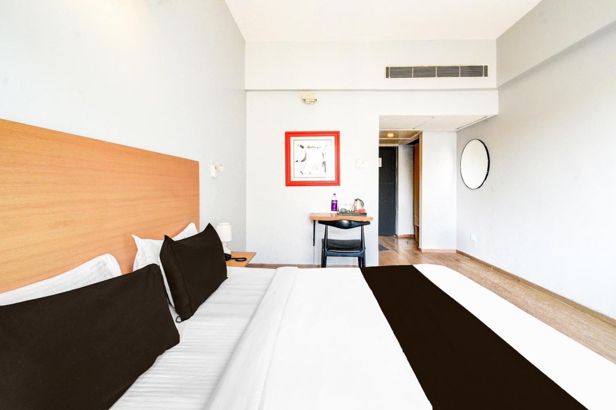 Super Townhouse Lakdikapul Hotell Hyderabad Exteriör bild