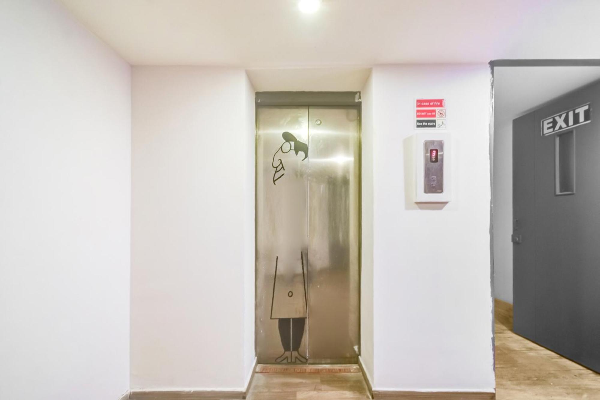 Super Townhouse Lakdikapul Hotell Hyderabad Exteriör bild