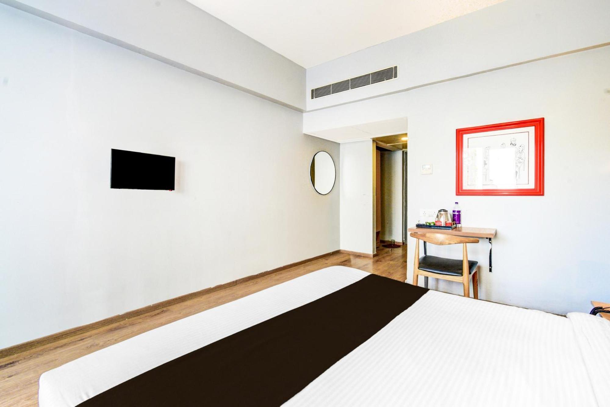 Super Townhouse Lakdikapul Hotell Hyderabad Exteriör bild