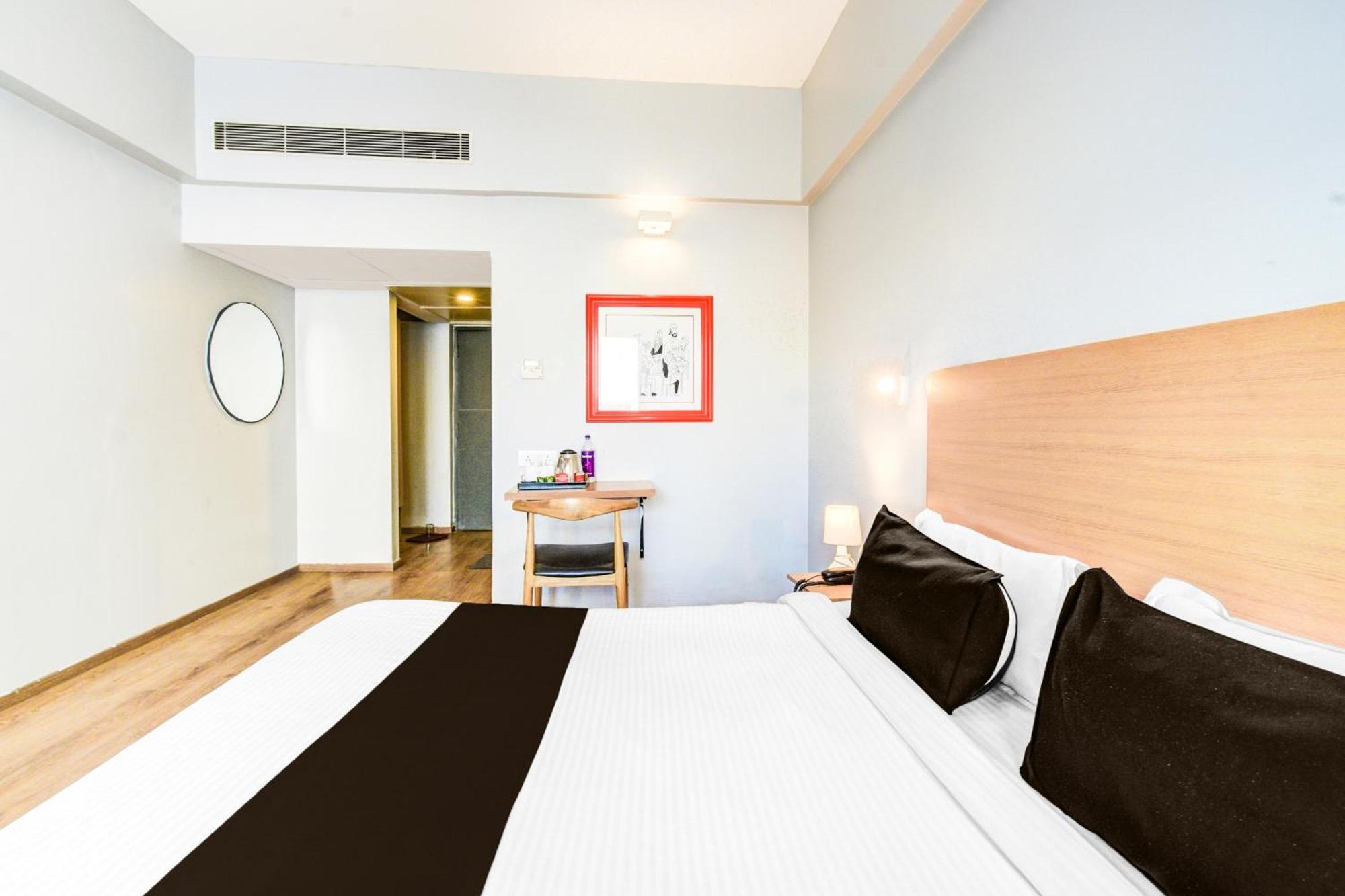 Super Townhouse Lakdikapul Hotell Hyderabad Exteriör bild